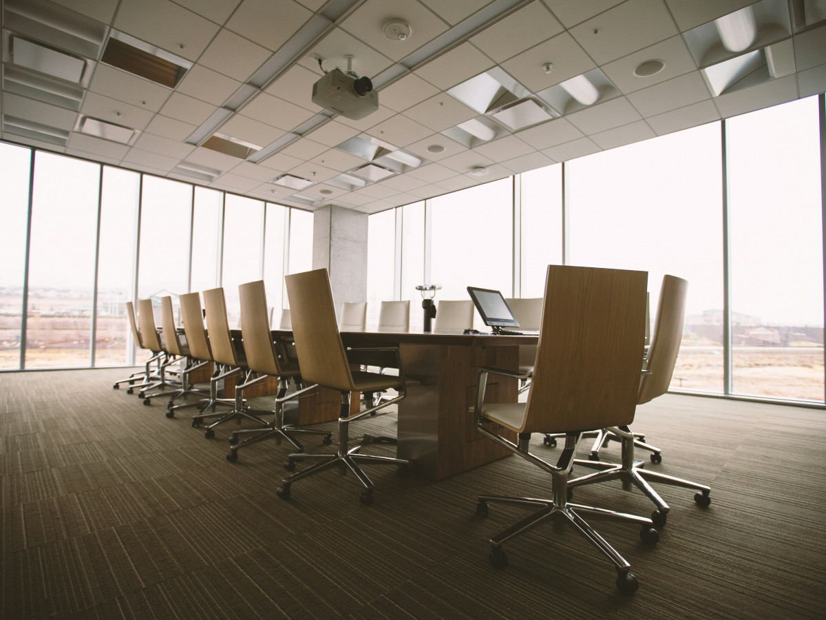 Tela vs. Eco-Cuero:  ¿Qué elegir para las sillas de la sala de reuniones? 
